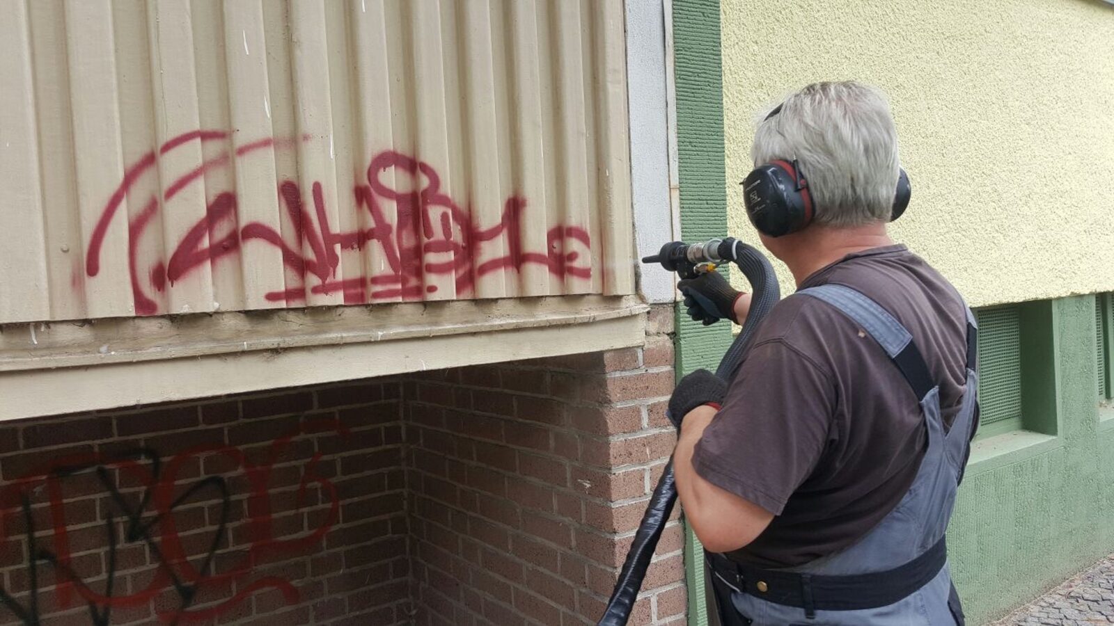 Graffiti-Entfernung mit Trockeneis